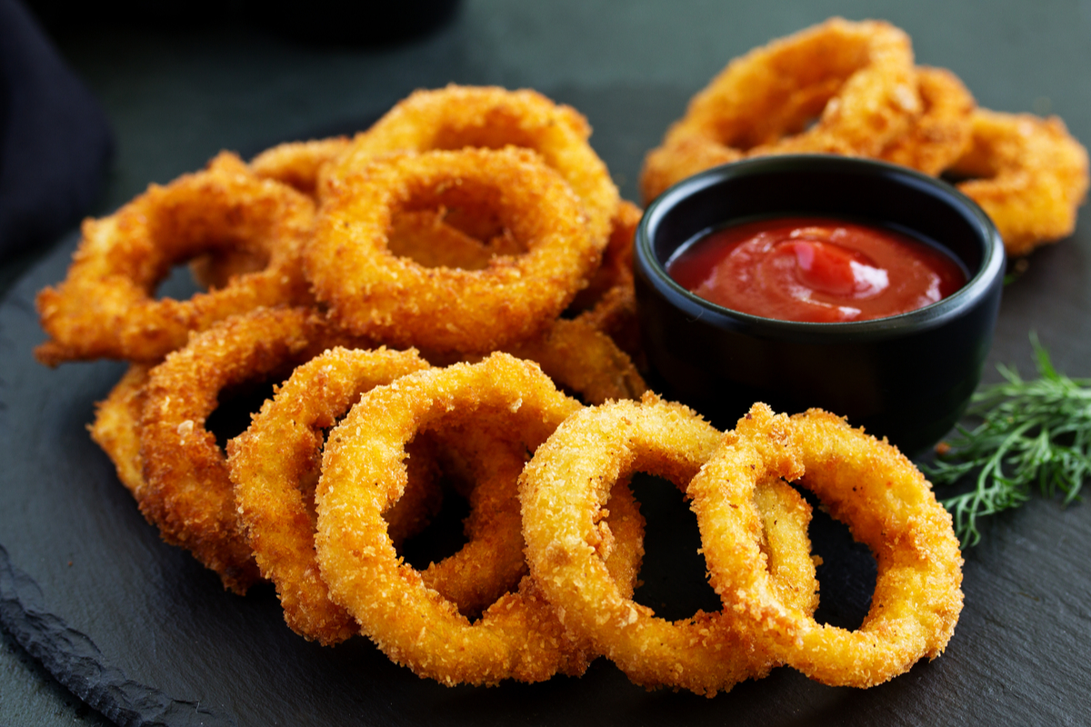 Anéis de cebola (Imagem: Lesya Dolyuk | Shutterstock)