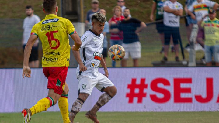 Cesinha em ação contra o Brusque pelo Catarinense 2024 (Foto: Patrick Floriani, FFC)