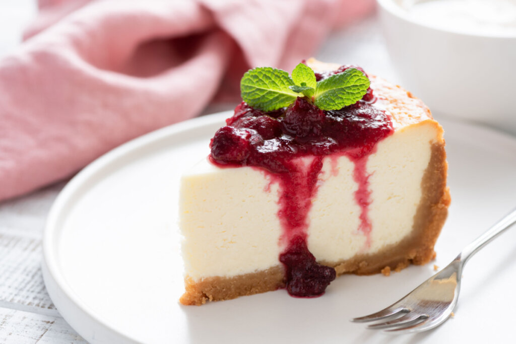 Cheesecake de frutas vermelhas (Imagem: vidiuotaru | Shutterstock)