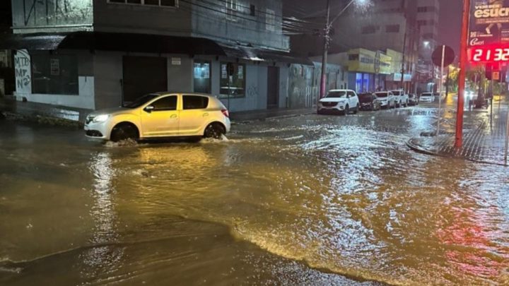 Tempestade alaga ruas e provoca ventos de mais de 100 km/h em SC