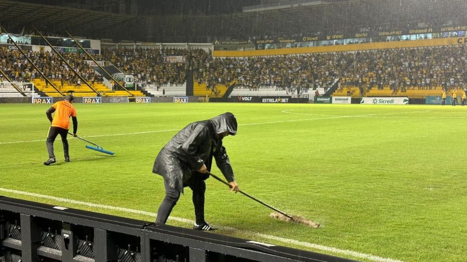 Chuva no estádio Heriberto Hulse (Foto: Manu Silva, ge)