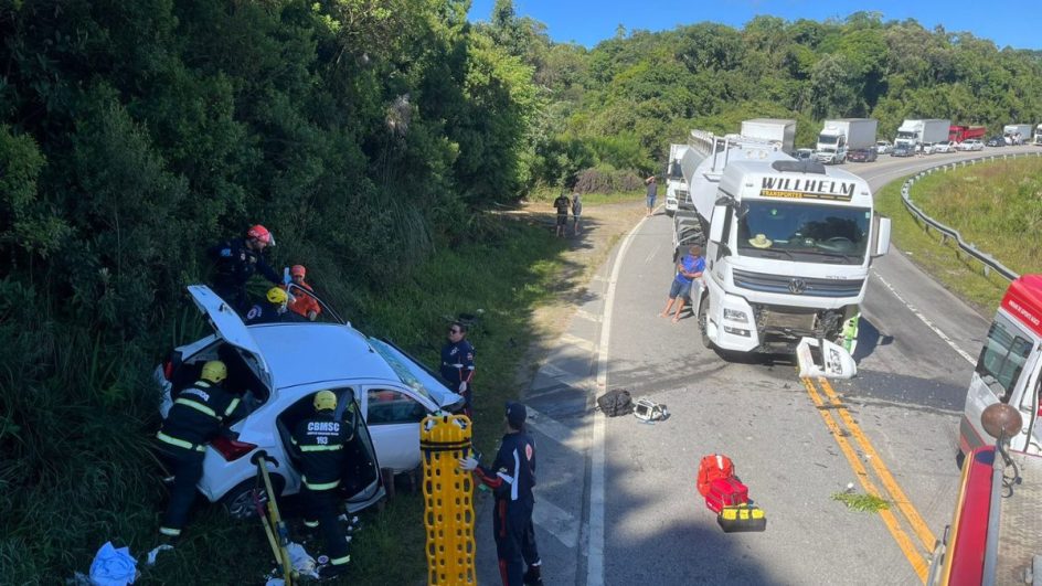 Colisão de veículos mata uma pessoa e deixa outra presa em ferragens na BR-282