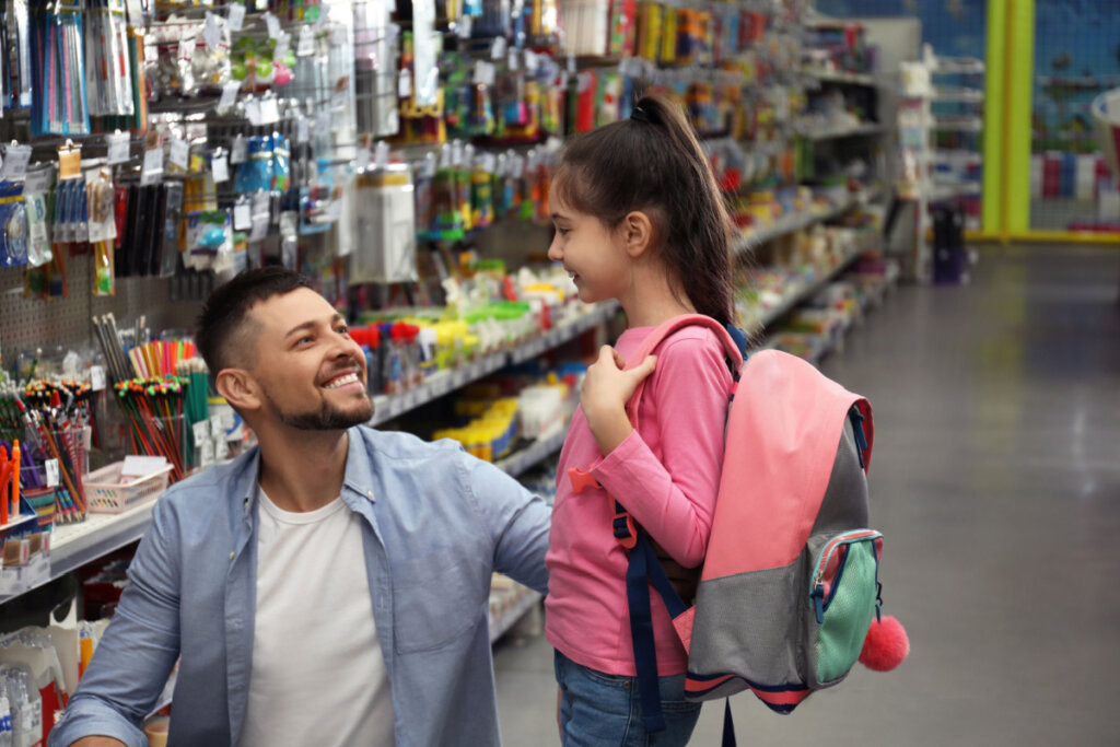 Dependendo do momento financeiro dos pais, também dá para negociar um item de personagem com a criança, sempre pensando na usabilidade (Imagem: New Africa | Shutterstock)