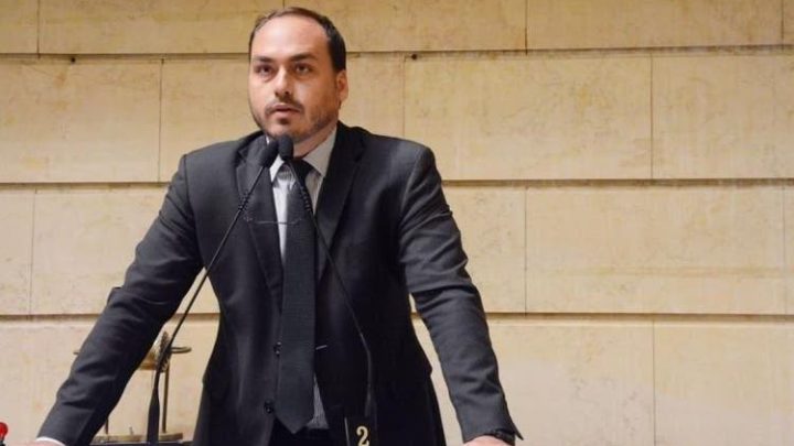 Computador da Abin é encontrado com Carlos Bolsonaro durante ação da PF