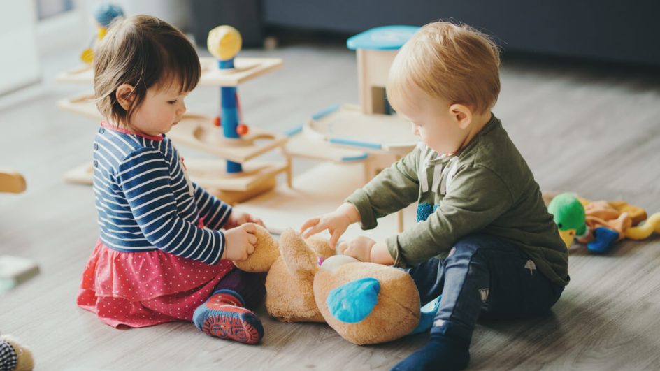 Brincadeiras podem ajudar a desenvolver a parte afetiva e emocional das crianças (Imagem: veryulissa | Shutterstock)