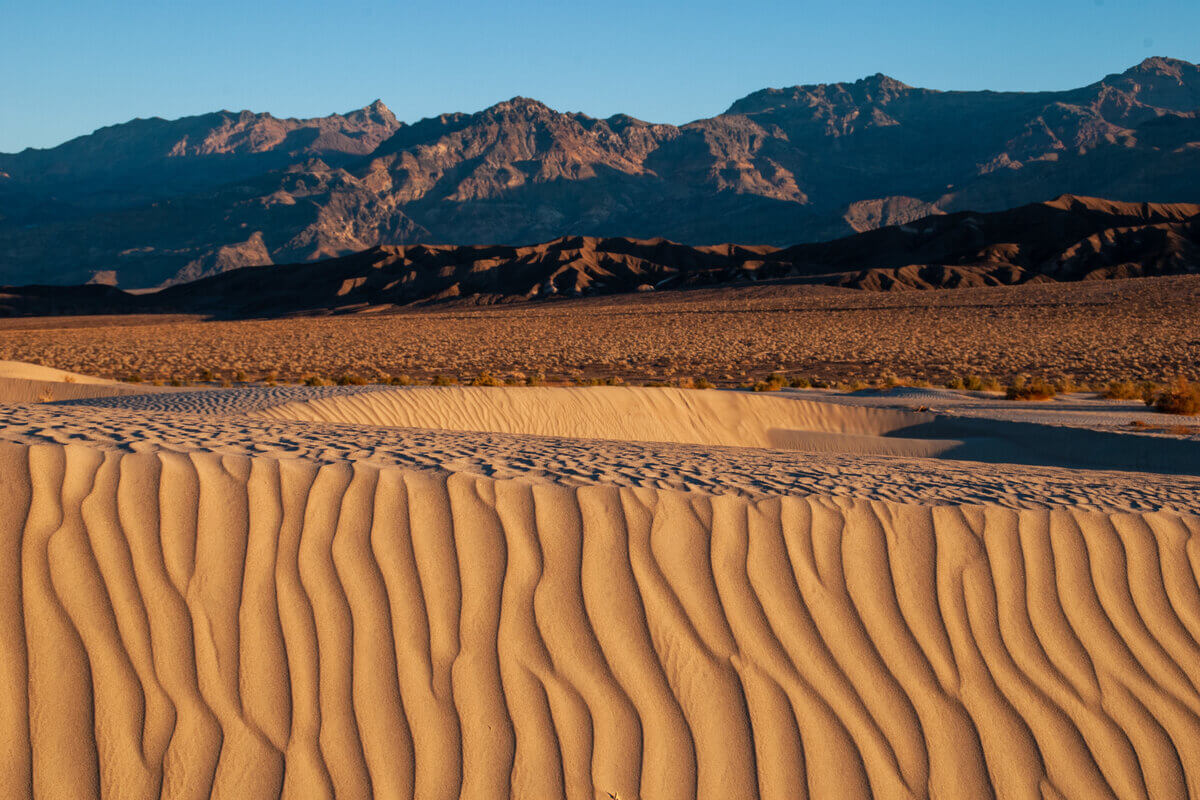 O Deserto do Atacama tem formações rochosas singulares, gêiseres, vulcões e lagoas (Imagem: wirestock | Shutterstock)