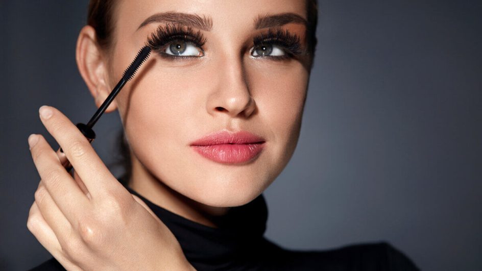 Truques de maquiagem tornam o resultado mais bonito (Imagem: puhhha | Shutterstock)