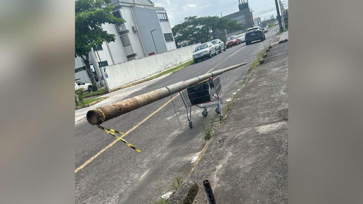 Dupla é flagrada transportando poste em carrinho de supermercado em SC