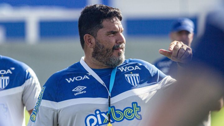Eduardo Barroca durante treino do Avaí (Foto: Leandro Boeira/Avaí)