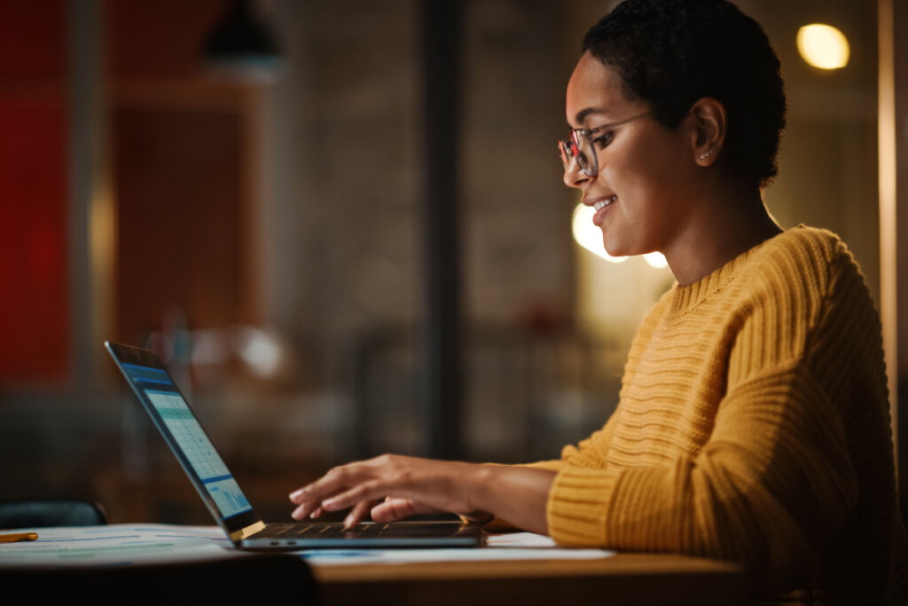 Uma das formas mais eficazes para manter o caixa da sua empresa estável é registrando as transações financeiras (Imagem: Gorodenkoff | Shutterstock)