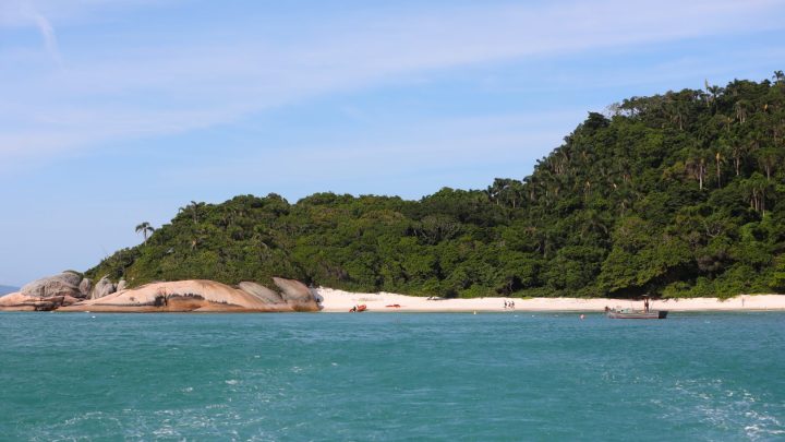 Entenda o que torna a água da Ilha do Campeche, em Florianópolis, cristalina