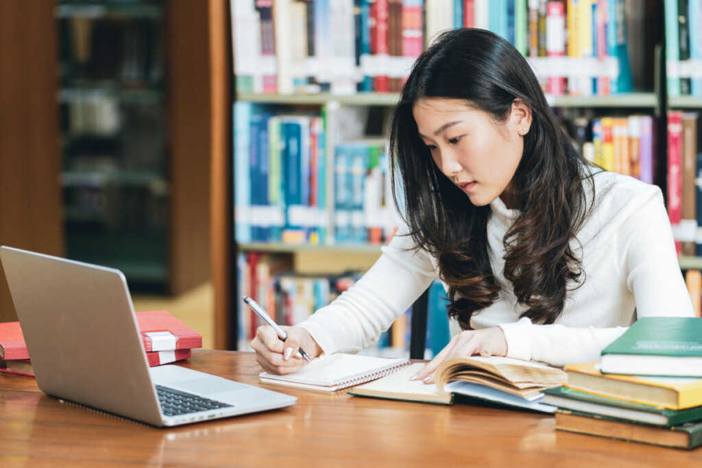 Pesquisar sobre as tendências de mercado de trabalho é crucial para a escolha do curso (Imagem: BigBlues | Shutterstock)