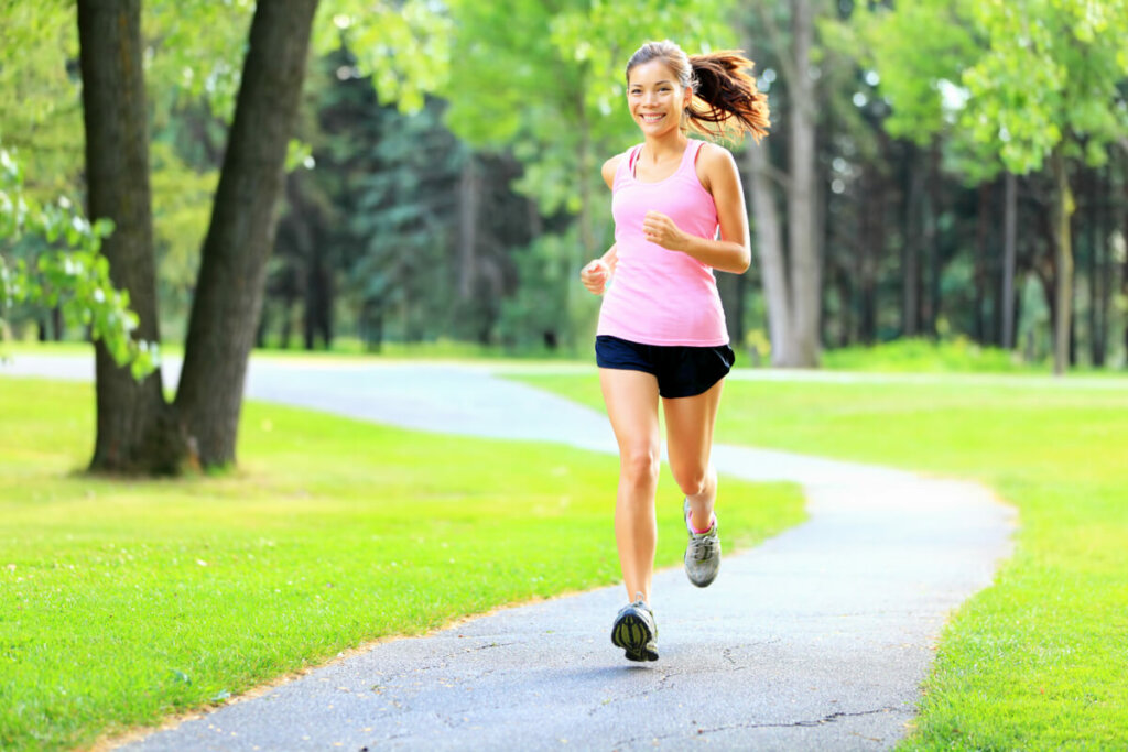 A prática de exercícios físicos ajuda a reduzir os níveis de colesterol e a manter o corpo saudável (Imagem: Maridav | Shutterstock)