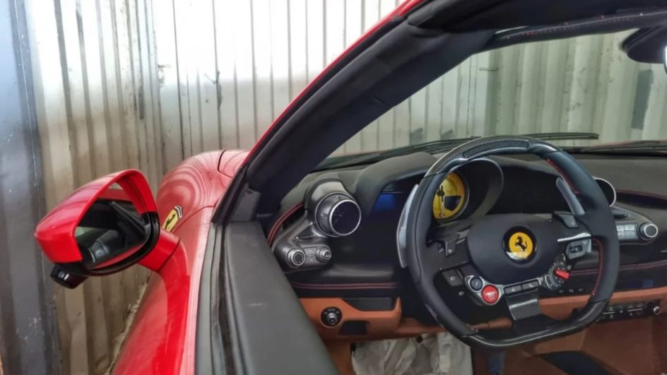 Ferrari apreendida no Porto do Rio vai a leilão em fevereiro (Foto: Divulgação)