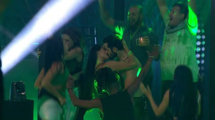 Festa é marcada pelo primeiro beijo da edição, show do Zeca Pagodinho e estratégia de Davi