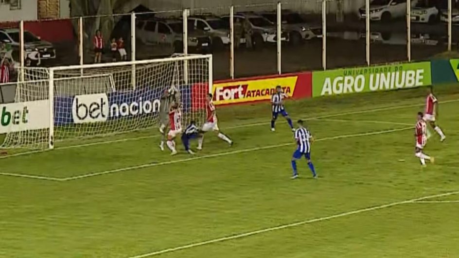 Garcez foi derrubado dentro da área e árbitro marcou pênalti para o Avaí (Foto: NSC TV, Reprodução)