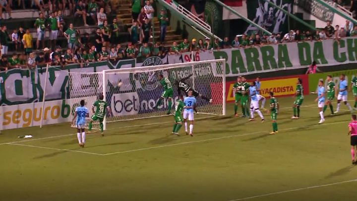 Barra marca Gol Olímpico contra a Chapecoense (Vídeo: NSC TV, Reprodução)