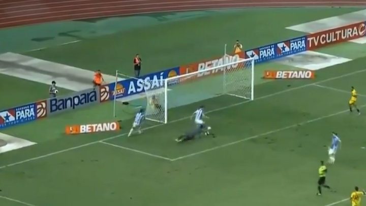 Goleiro revelado pelo Avaí protagoniza lance curioso contra o Paysandu (Foto: @PapaoTV, YouTube, Reprodução)