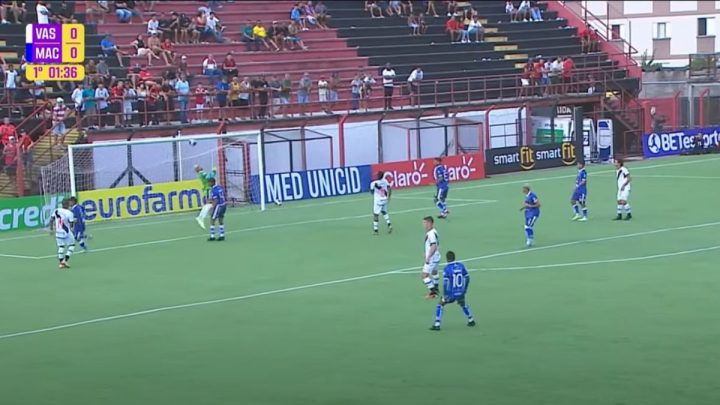 Goleiro sofre gol bizarro contra o Vasco (Foto: Caze TV, YouTube, Reprodução)
