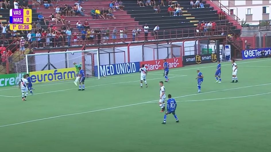 Goleiro sofre gol bizarro contra o Vasco (Foto: Caze TV, YouTube, Reprodução)