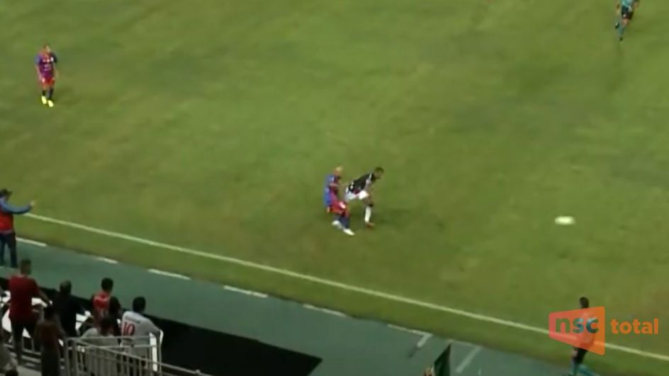 Lance da expulsão de Vitor Leque (Foto: NSC TV, Reprodução)