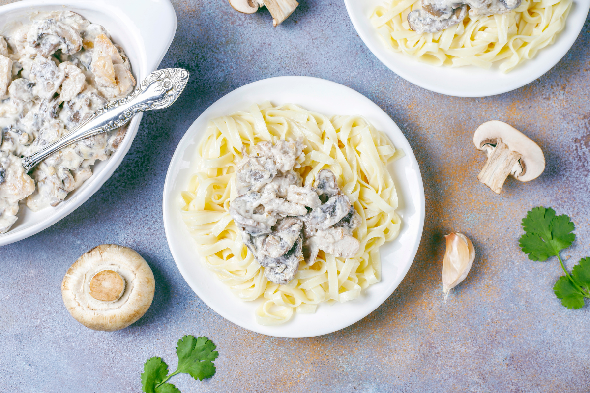 Macarrão com frango e cogumelos (Imagem: azerbaijan_stockers | Freepik)