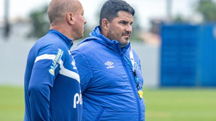 Marquinhos e Barroca observando os treinamentos - Foto - Avaí F.C