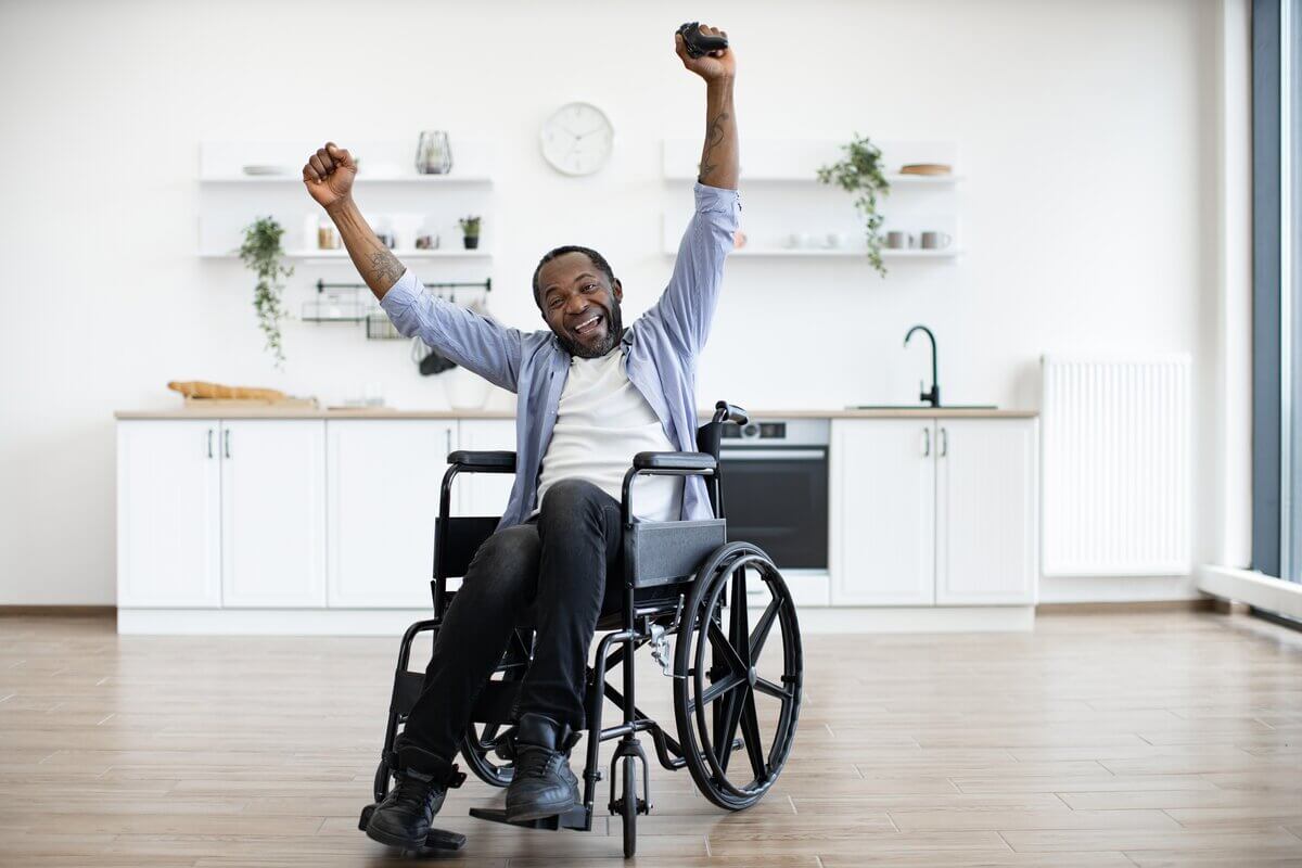 Perda de mobilidade reconfigura a vida dos pacientes (Imagem: wheelchair user | Shutterstock)