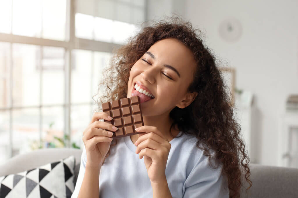 Para compensar a necessidade sexual, muitas pessoas acabam consumindo alimentos ricos em açúcar e carboidratos (Imagem: Pixel-Shot | Shutterstock)