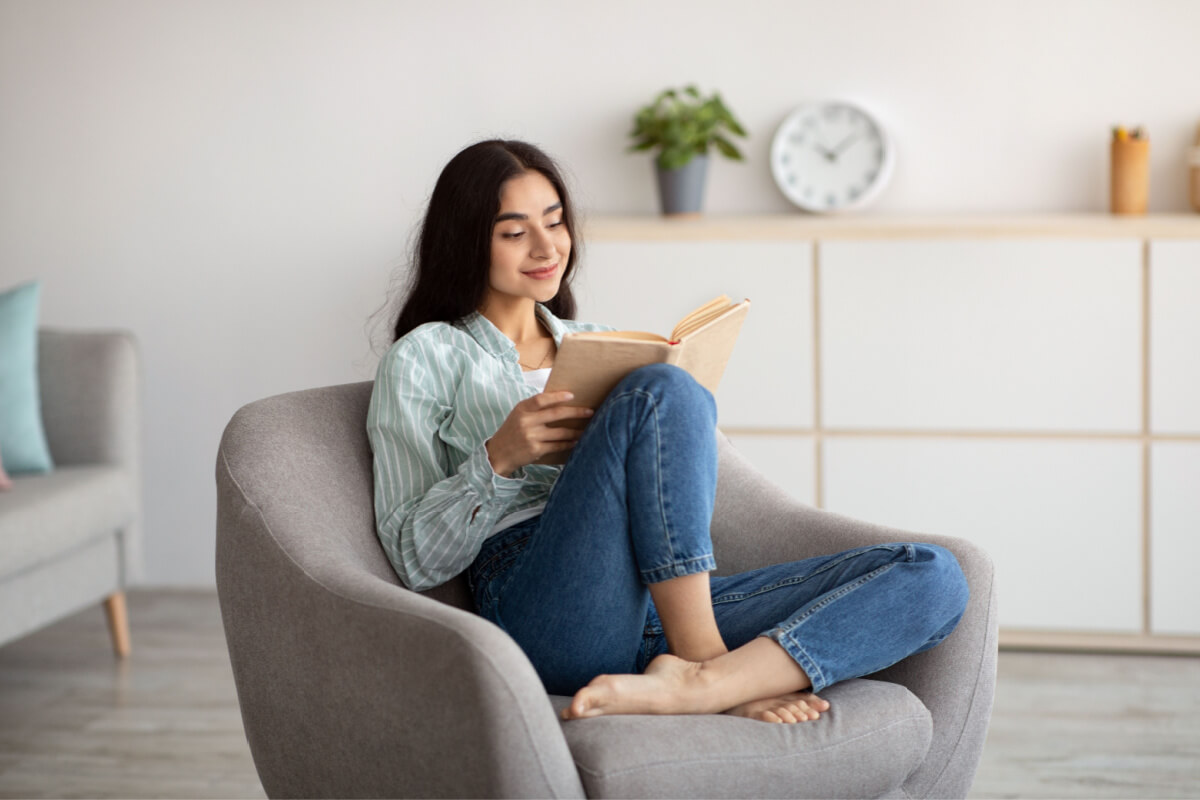 A leitura pode oferecer uma pausa relaxante da agitação do Carnaval (Imagem: Prostock-studio | Shutterstock)