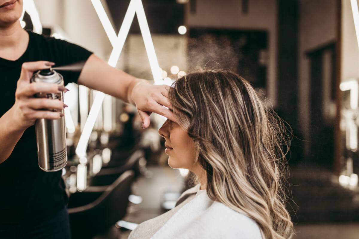 É possível disfarçar os fios de cabelo branco de maneira simples (Imagem: DuxX | Shutterstock)