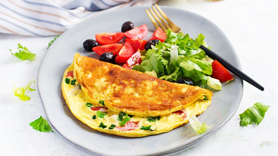 Omelete com queijo cottage e espinafre (Imagem: Timolina | Shutterstock)