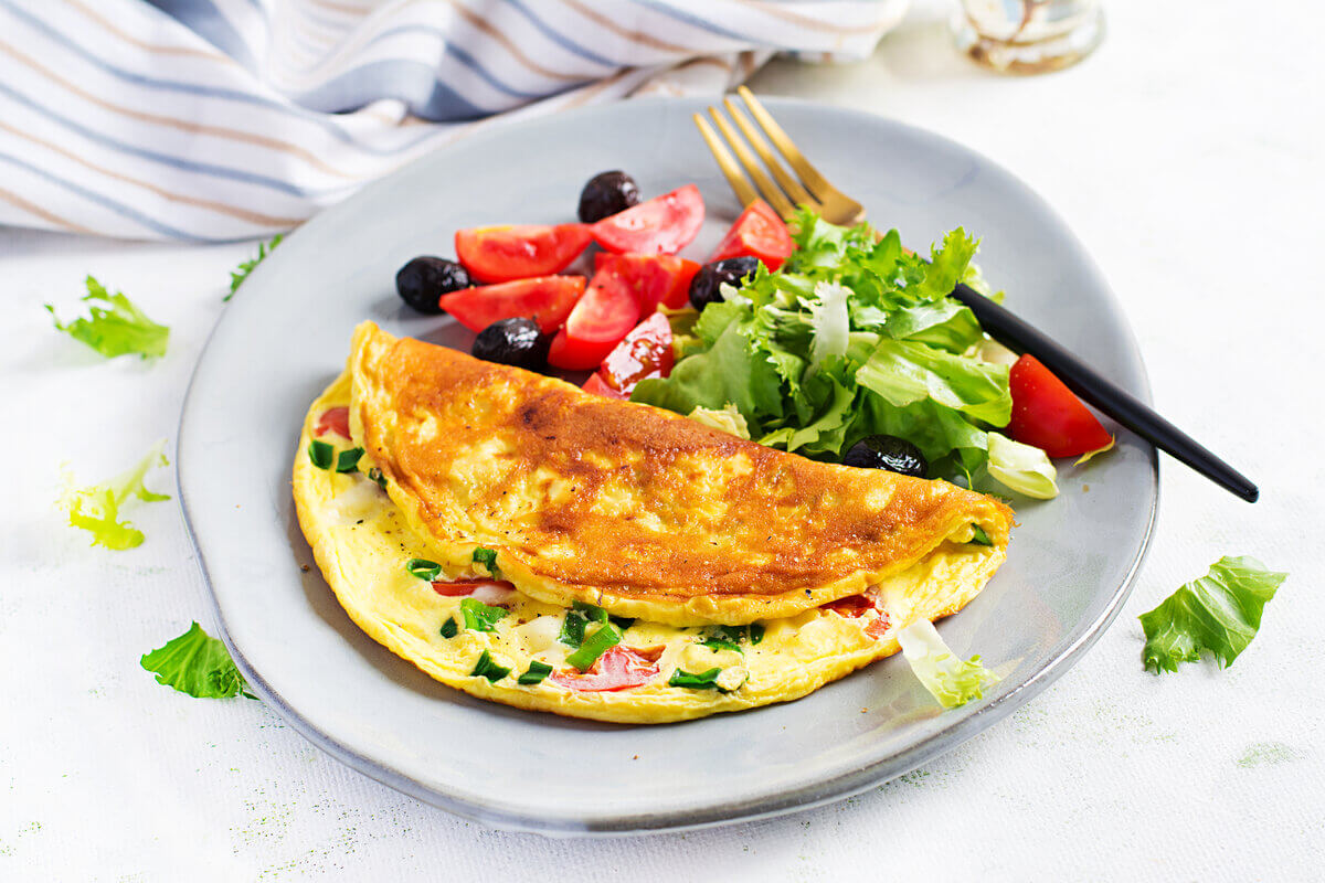 Omelete com queijo cottage e espinafre (Imagem: Timolina | Shutterstock)