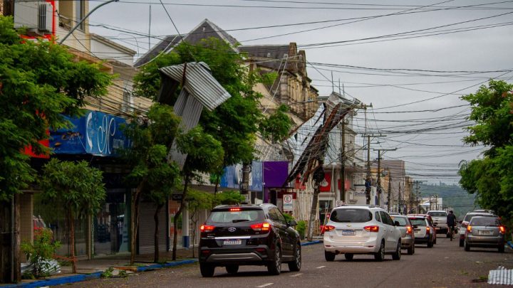 Temporal arrancou telhas, derrubou árvores e alagou ruas da cidade. (Foto: Leandro Osório/Ato Press/Estadão)
