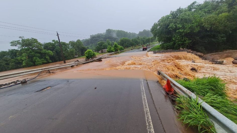 Trecho da SC 355 está interditada após queda de barreira (Foto: Reprodução/PMRv)