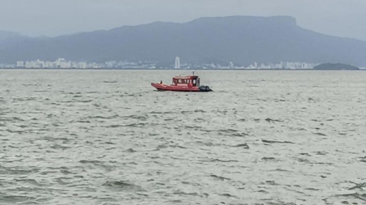 Grupo de Busca e Salvamento (GBS) fez o resgate do corpo a deriva. (Foto: Divulgação/CBMSC)