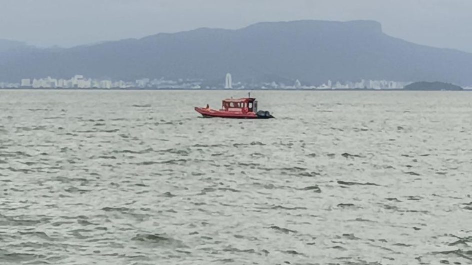 Grupo de Busca e Salvamento (GBS) fez o resgate do corpo a deriva. (Foto: Divulgação/CBMSC)