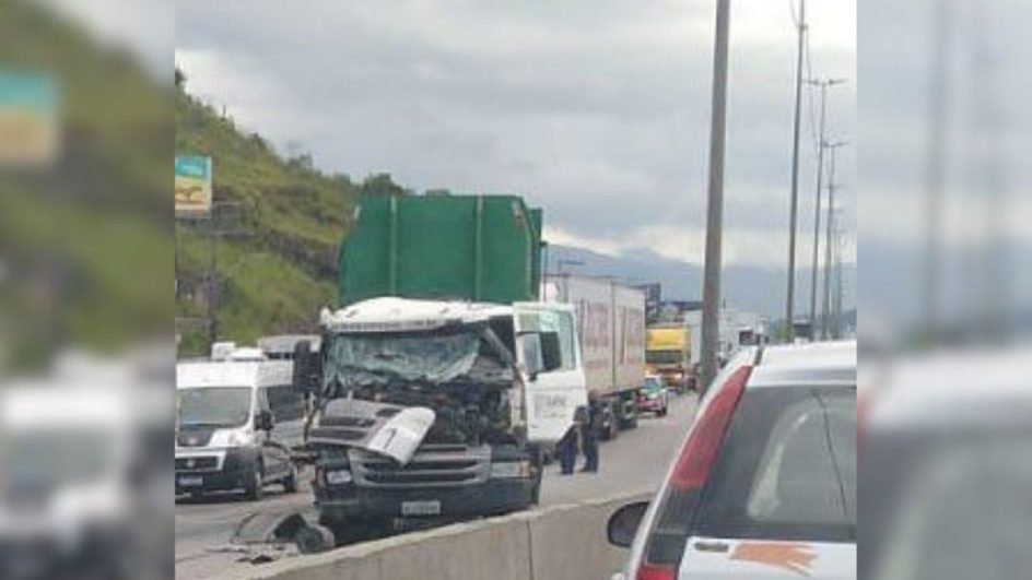 Colisão entre caminhões causa grande congestionamento na Grande Florianópolis (Foto: Divulgação/GMF)