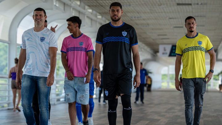 Atletas do Barra com os novos uniformes para a temporada 2024
