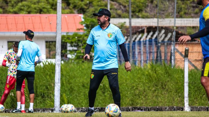 Técnico Luizinho Lopes conduzindo treino do Brusque (Foto: Brusque, Divulgação)