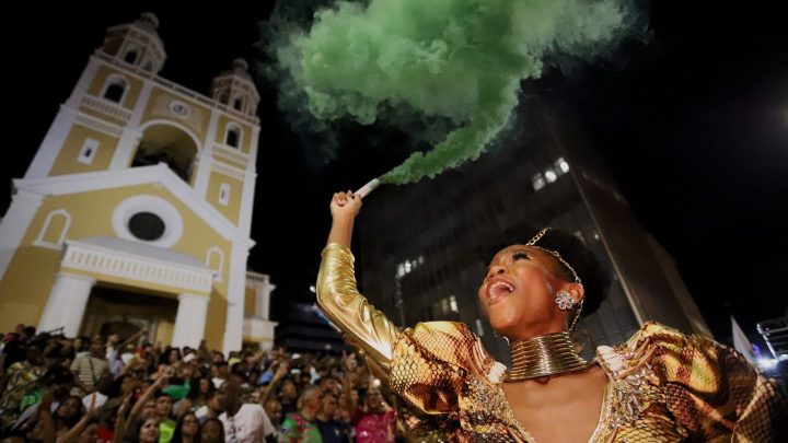 Pré-carnaval 2024 começa com tradicional Volta à Praça XV em Florianópolis