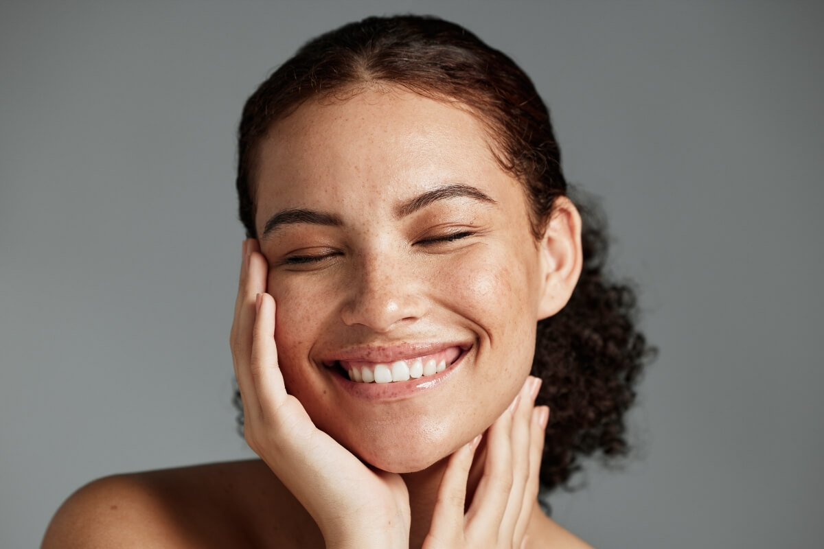 Cuidados simples ajudam a manter a pele saudável durante o verão (Imagem: PeopleImages.com - Yuri A | Shutterstock)