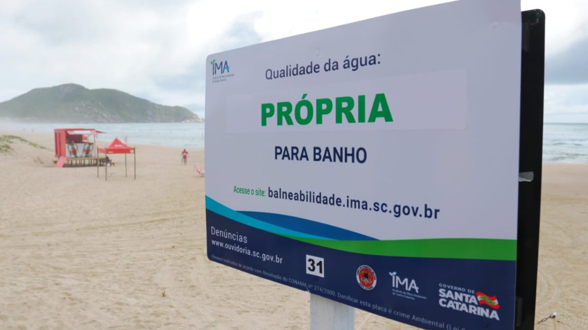 Placas que indicam balneabilidade são alvo de vandalismo em Santa Catarina