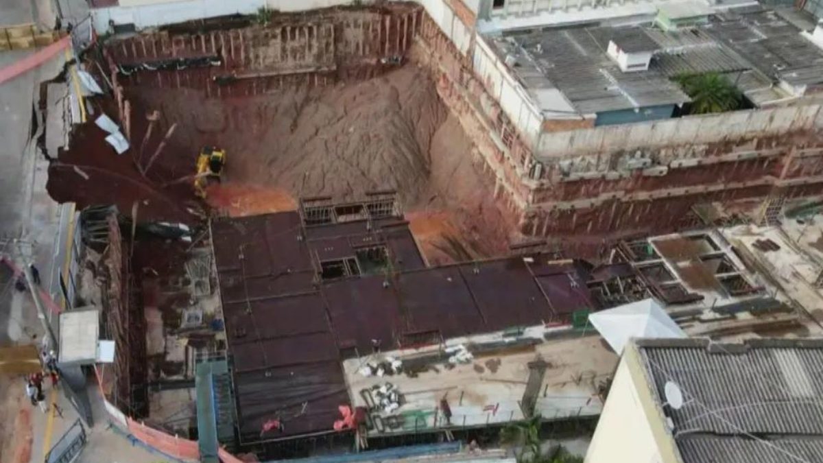 Prédio é evacuado após rua desabar em Goiânia