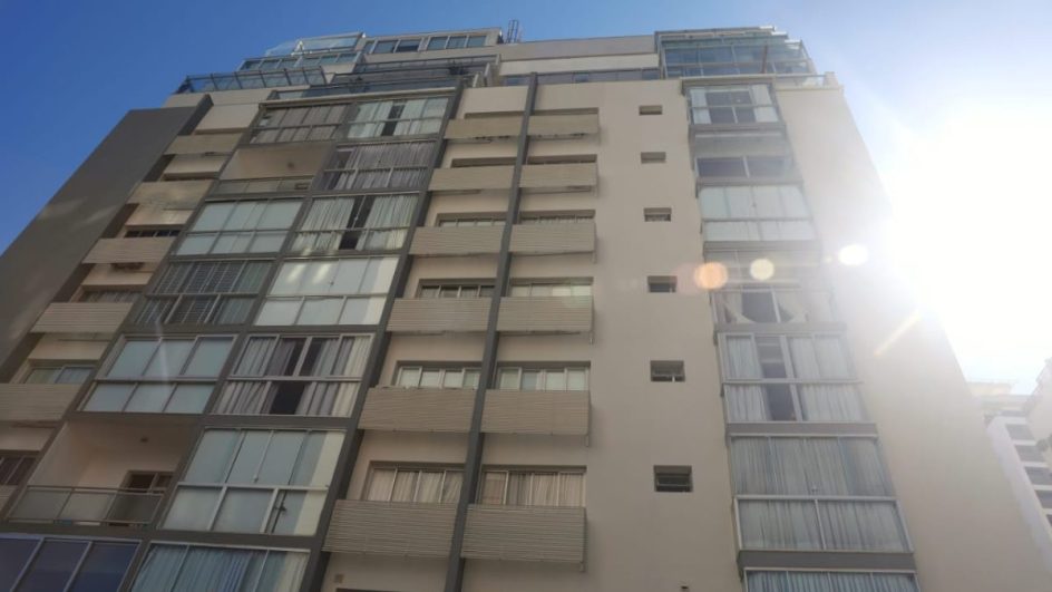 Prédio na Beira-Mar Norte, em Florianópolis, é esvaziado por risco de queda