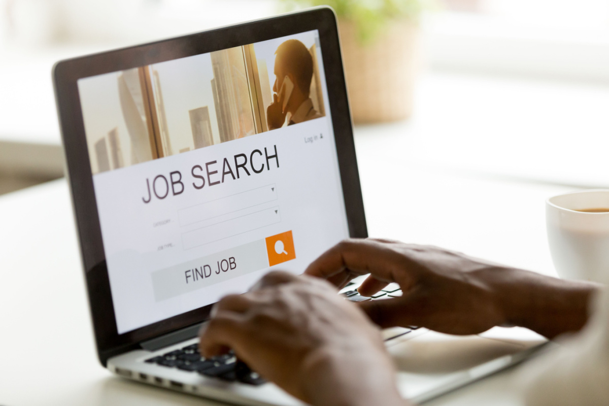 Ao buscar por um novo emprego, é importante analisar os principais pontos que provocaram a decisão de mudar de ocupação (Imagem: fizkes | Shutterstock)