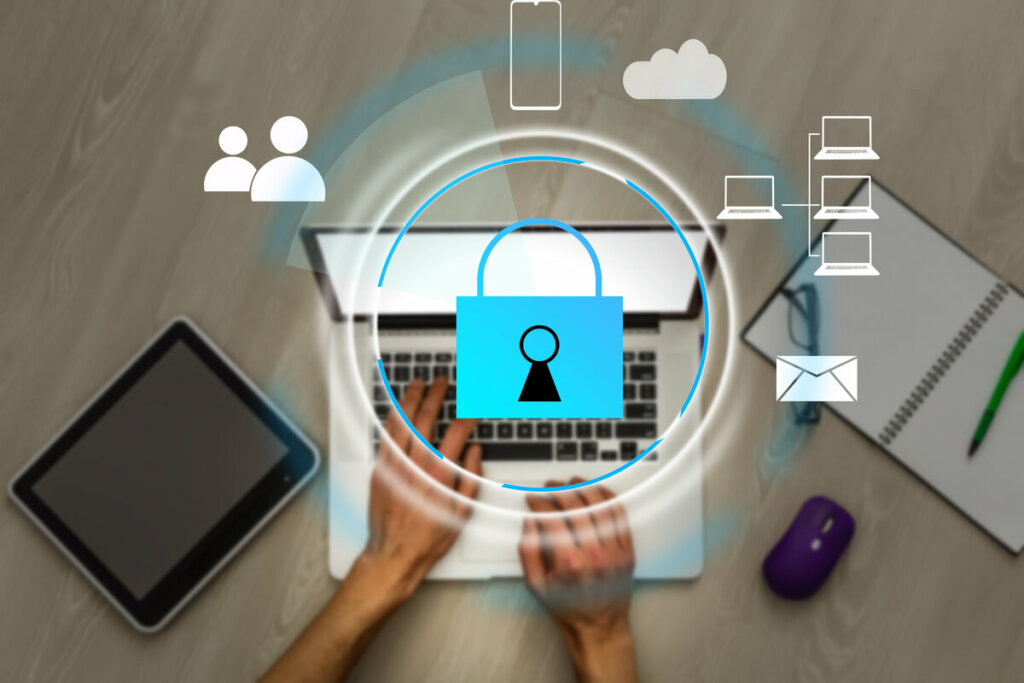 Muita gente, no ambiente virtual, se aproveita de quem não domina determinado assunto para prometer mundos e fundos (Imagem: Andrew Angelov | Shutterstock)