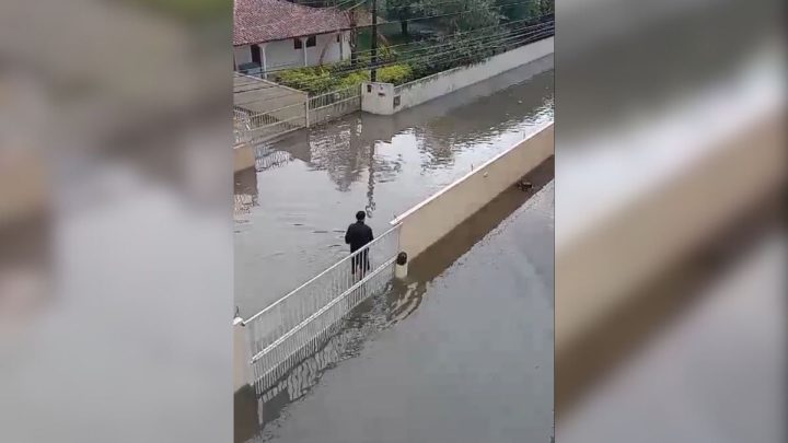 Rua nos Ingleses alaga e invade casas em Florianópolis (Foto: Redes Sociais)