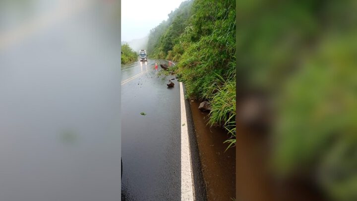 Queda de barreira deixa trecho da SC-157, no Oeste de SC, em meia pista
