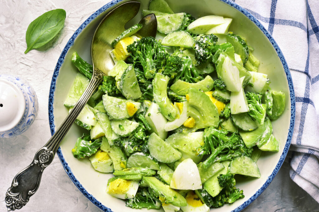 Salada de br&oacute;colis com abacate (Imagem: Stepanek Photography | Shutterstock)
